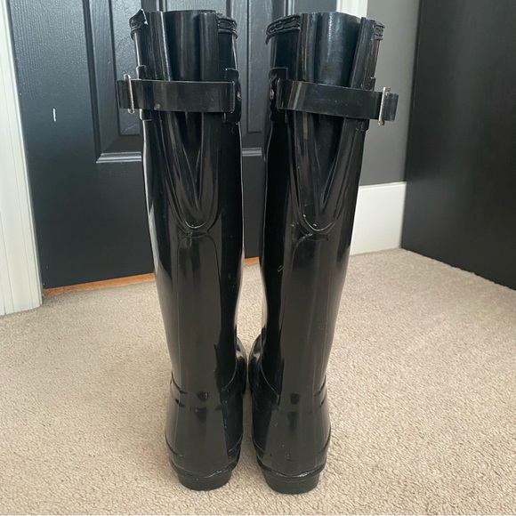 Hunter Tall Org Black Gloss Adjustable Back Rain Boots and Cable Knit Boot Socks - Picture 5 of 16